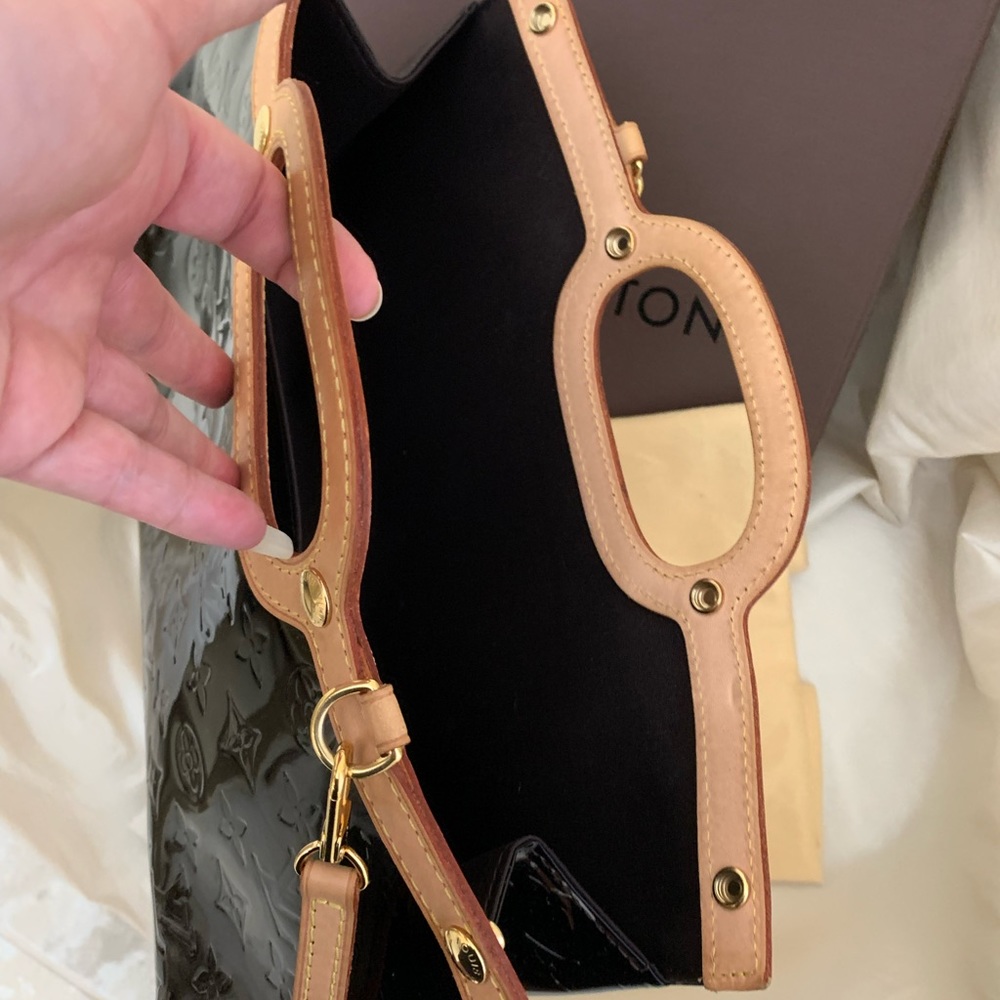 LOUIS VUITTON
Vernis Roxbury Drive Amarante - Picture 5 of 16